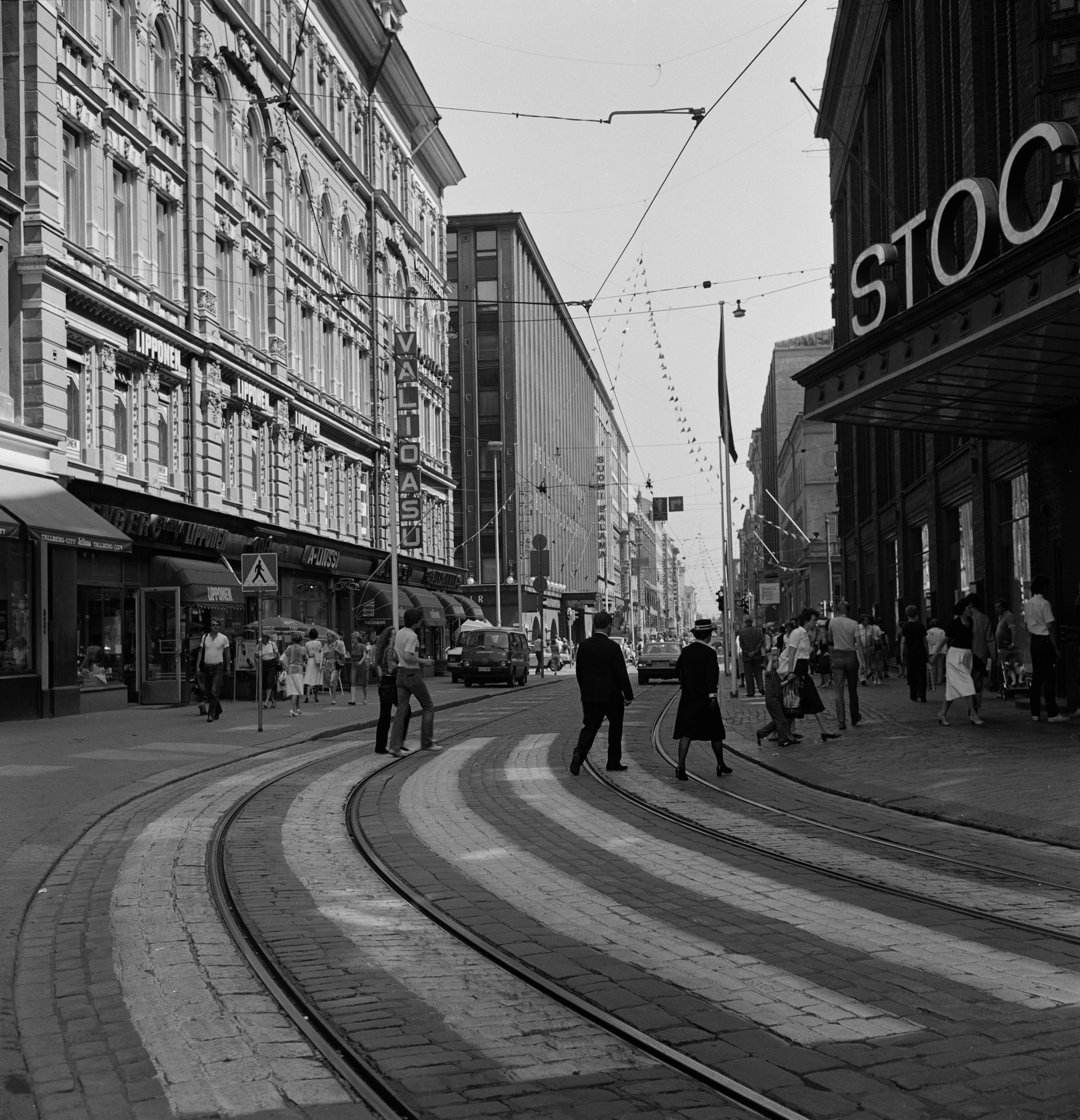 Jalankulkijoita suojatiellä Aleksanterinkadulla Stockmannin tavaratalon edessä.