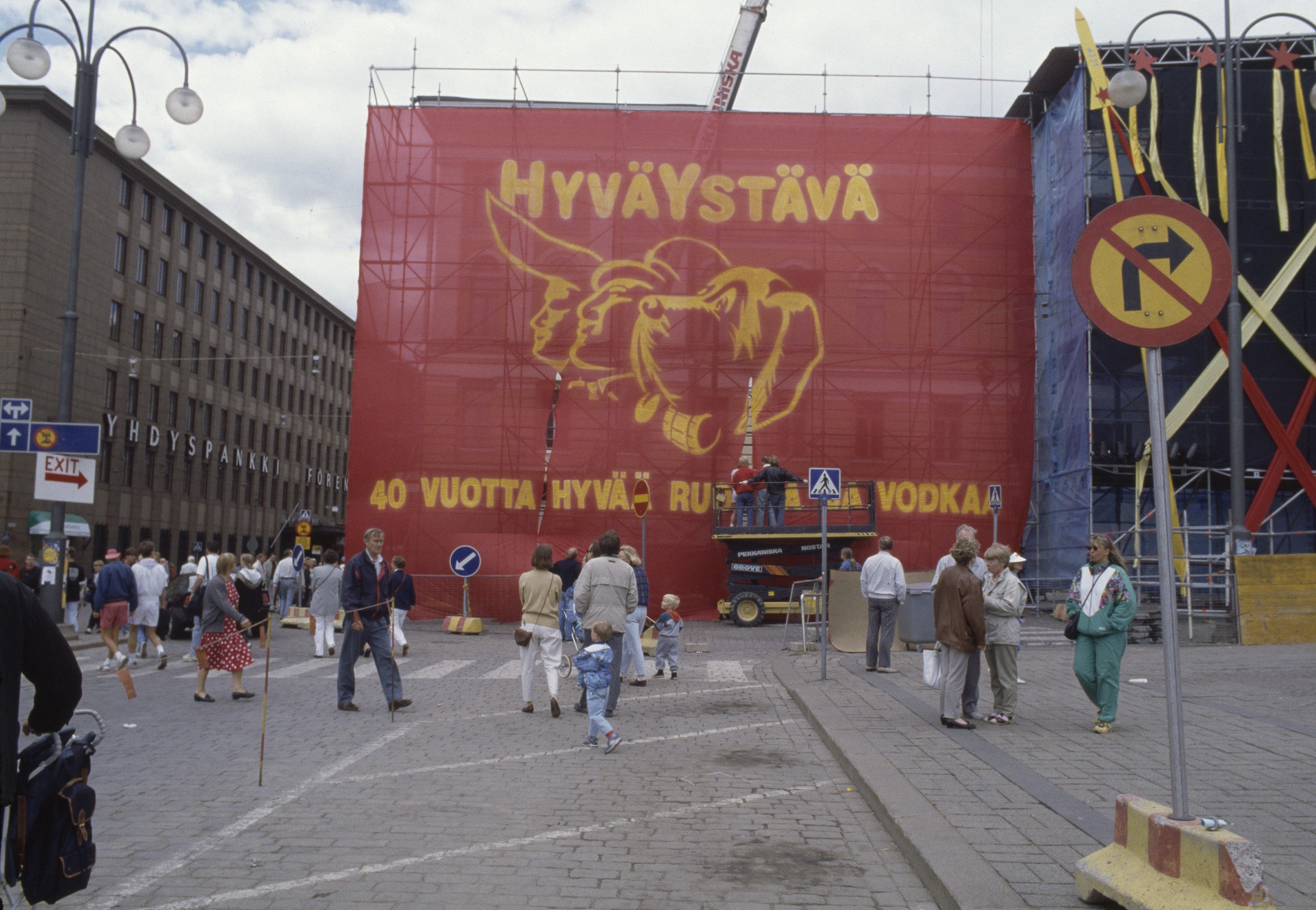Leningrad Cowboys -yhtyeen ja Puna-armeijan kuoron Total Balalaika Show -konsertin esiintymislavaa pystytetään Senaatintorilla Helsinki-päivänä 1993.