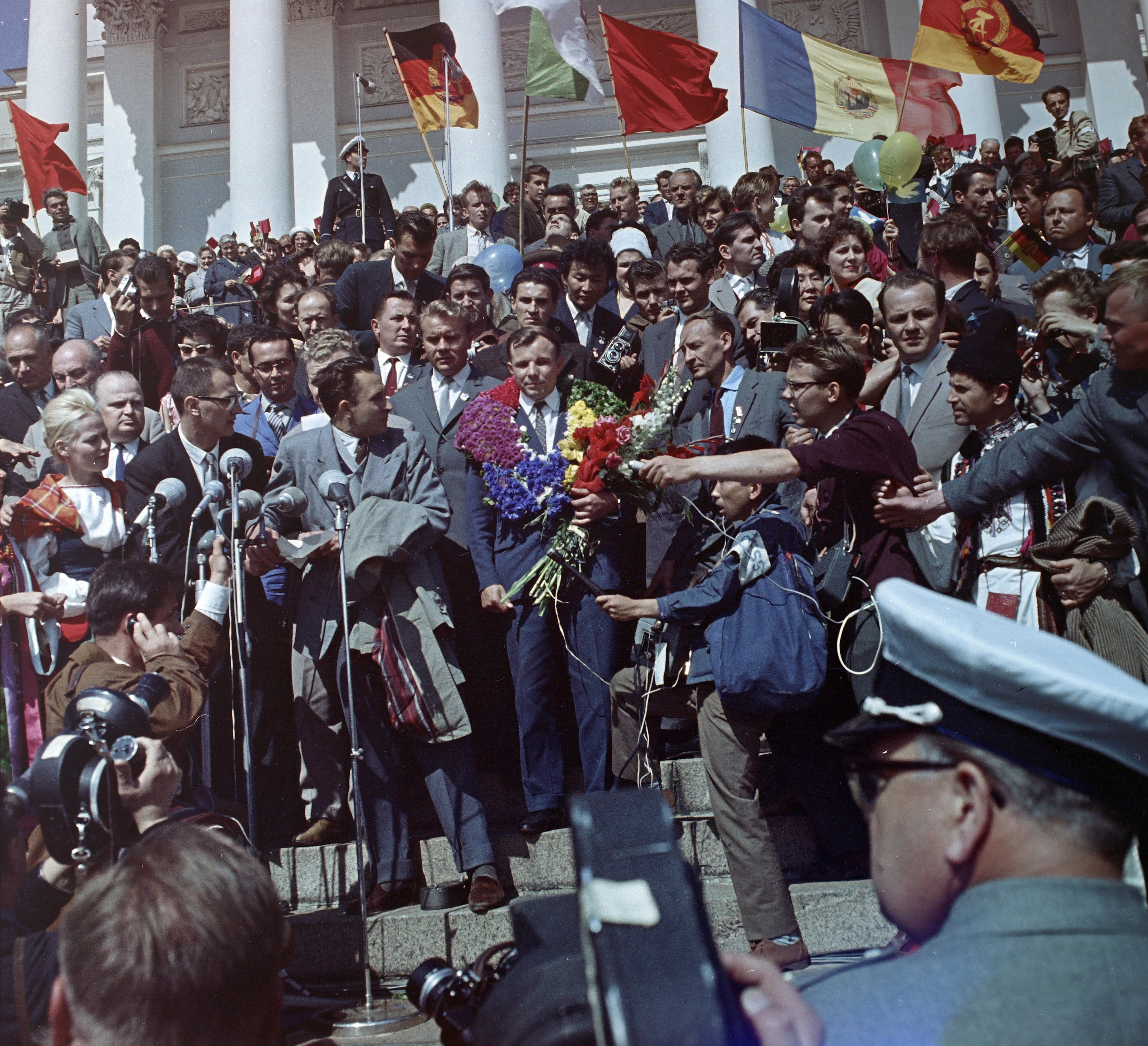 Kuva on Helsingin tuomiokirkon portaikolla. Keskellä kukitettu Yuri Gagarin. Kuva on otettu VIT: n (World Youth Meeting) aikana.