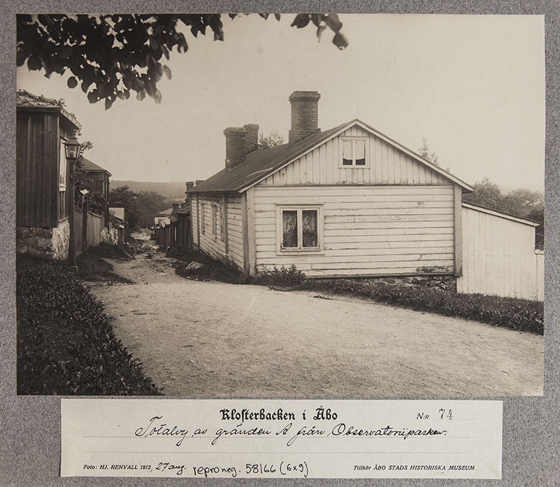 Näkymä kujaan A Vartiovuorenmäeltä; sarjasta Klosterbacken i Åbo nro 74