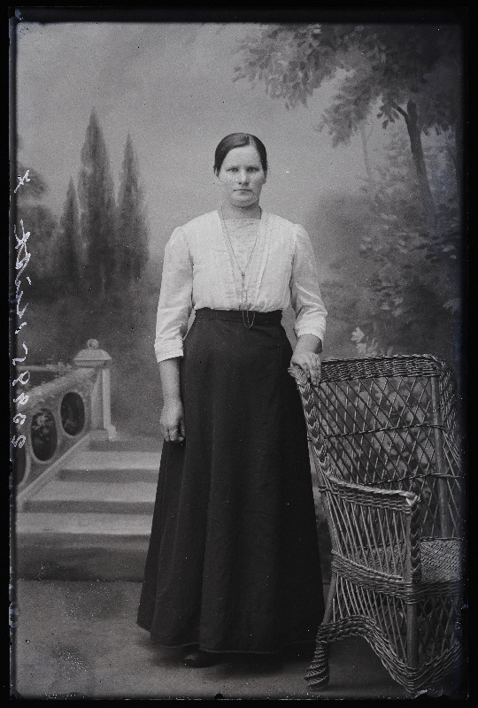 Anna Kütt, (Abja-Paluoja, Lõhmuse pood).