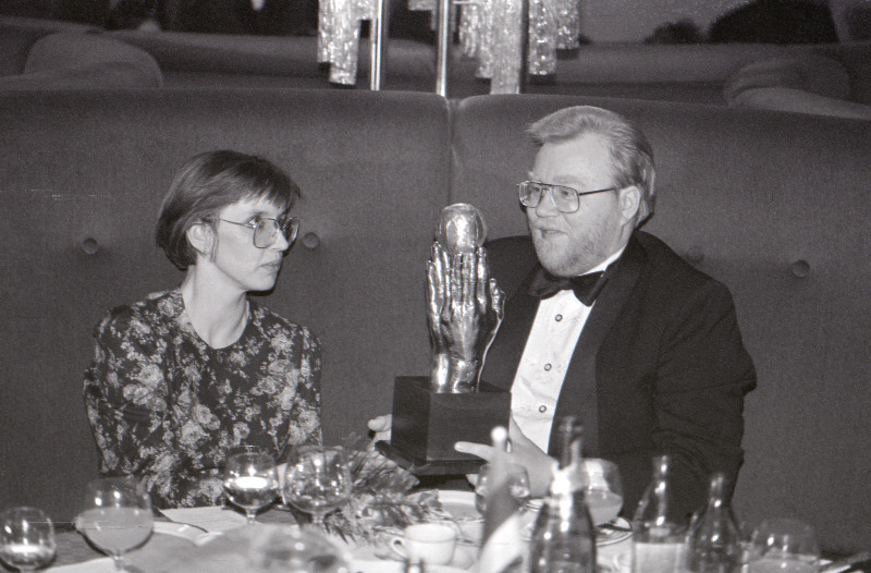 Peaminister Mart Laar 1993.aasta parima noore poliitiku auhinnaga. Vasakul peaministri abikaasa Katrin Laar.