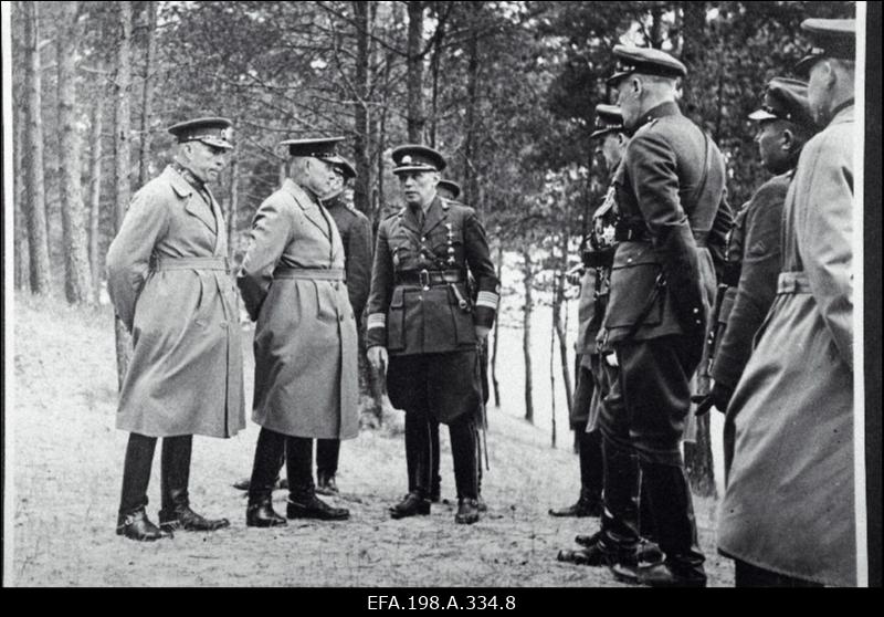 Kaitsevägede ülemjuhatajale kindralleitnant J. Laidonerile Kriuša mälestusmärgi komiteelt. Fotosid Kriuša mälestusmärgi avamiselt. Narva -Jõesuu rannahoone sisseõnnistamine.