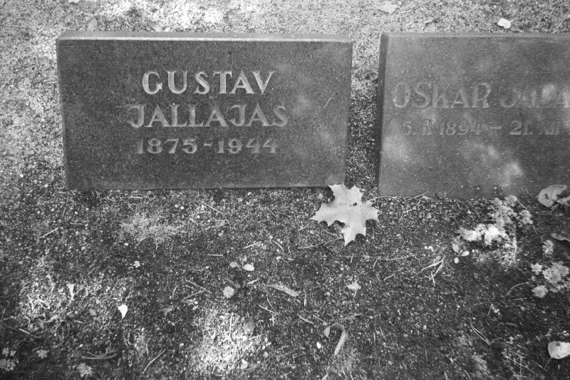 Sidetöötaja Eesti Postivalitsuse direktori Gustav Jallajase hauakivi Rahumäe kalmistul.