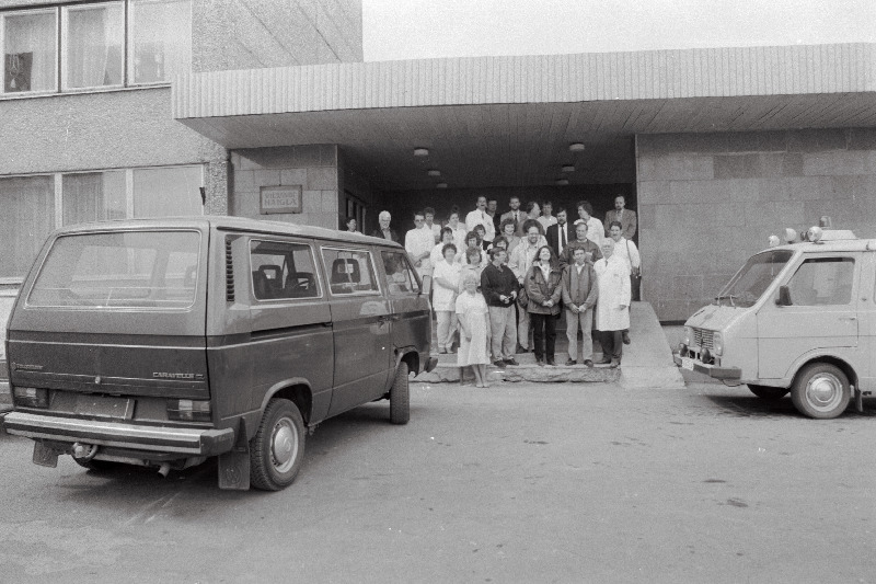 Ahrensburgi ja Hispaania abiandjad Viljandi  haiglale minibussi üleandmisel.