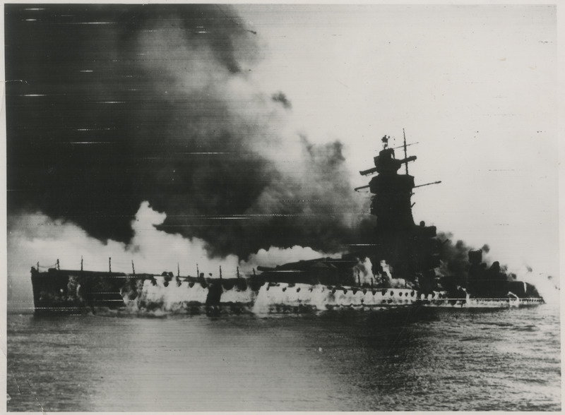 Sõjalaev "Admiral Graf Spee" leekides Montevideo lähedal