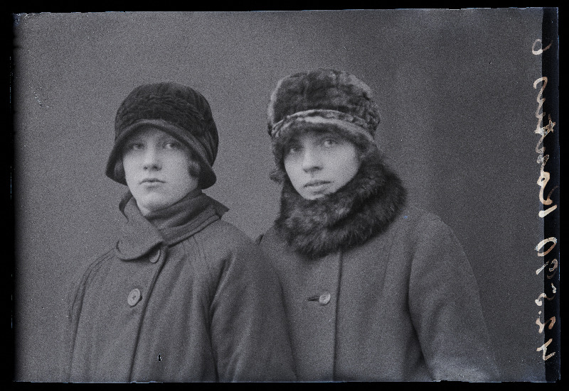 Kaks naist, (foto tellija Kontus).