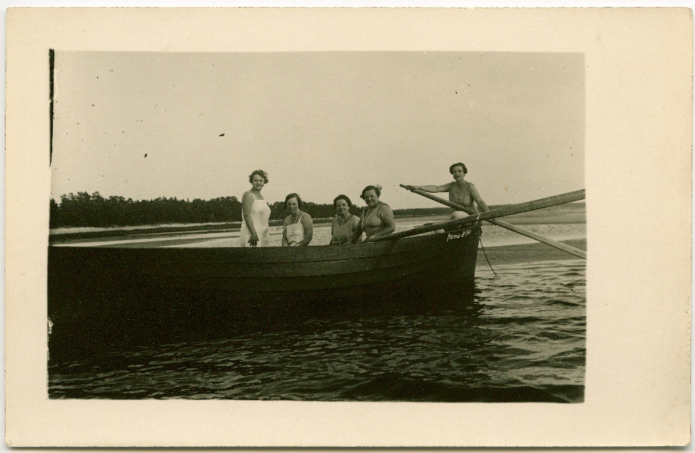 Hilda Tõnisson sõbrannadega paadiga Pärnu jõel