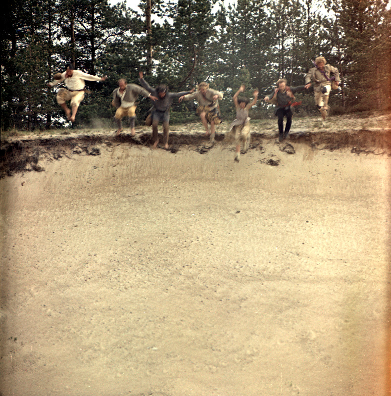 Filmi "Karoliine hõbelõng" filmimine. Chätrin Bagala kuningatütar Karoliine osas. Tõnu Kark Röövli osas. Ain Lutsepp röövli osas. Urmas Kibuspuu Röövli osas. Jüri Krjukov Röövli osas. Ago Roo Röövli osas. Väino Laes Röövli osas.