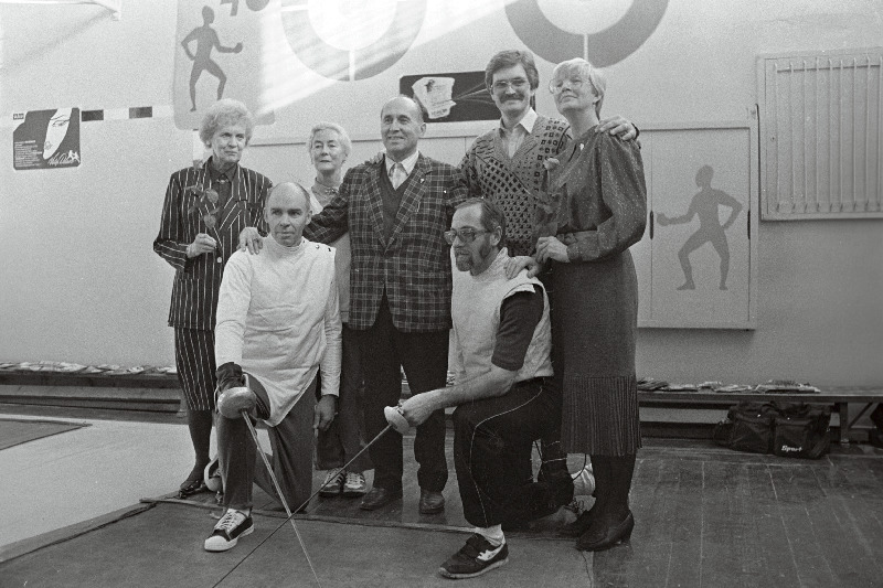 Haapsalu vehklemisveteranid vehklemise 40.a juubelil. Seisavad (vasakult) Helga Kala, Eesti NSV esimene meistersportlane vehklemises Aita Puistama, Endel Nelis, Andres Lipstok ja Leili Justman; põlvele toetuvad Roland Nymann ja Eduard Püve.