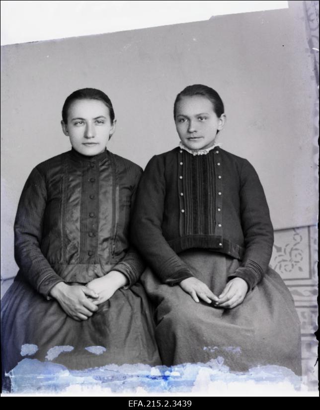 M. Longe (vasakul) ja E. Longe.