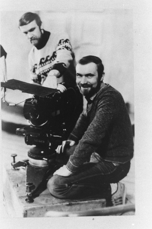Filmistuudio Tallinnfilm operaator Ago Ruus (esiplaanil)ja operaatori assistent Tõnu Põldsaar mängufilmi "Puud olid, puud olid hellad velled" võtetel.