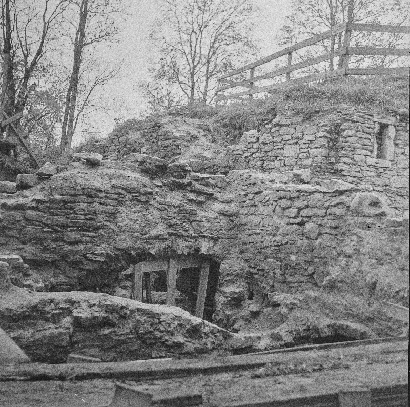 Padise klooster. NO-vaade tornelamu ON-nurgale ja läänetiivale (väljakaevamistel)