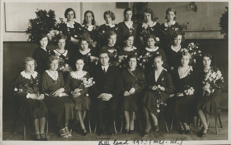 Pärnu linna tütarlastegümnaasiumi 1933. aasta majandussuuna lõpetajad, grupifoto