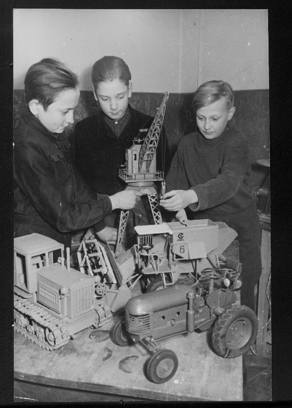 Rakvere Pioneeride Maja noored tehnikud Hans Sule, Udo Suumann ja Jüri Uustee tehnikakabinetis.