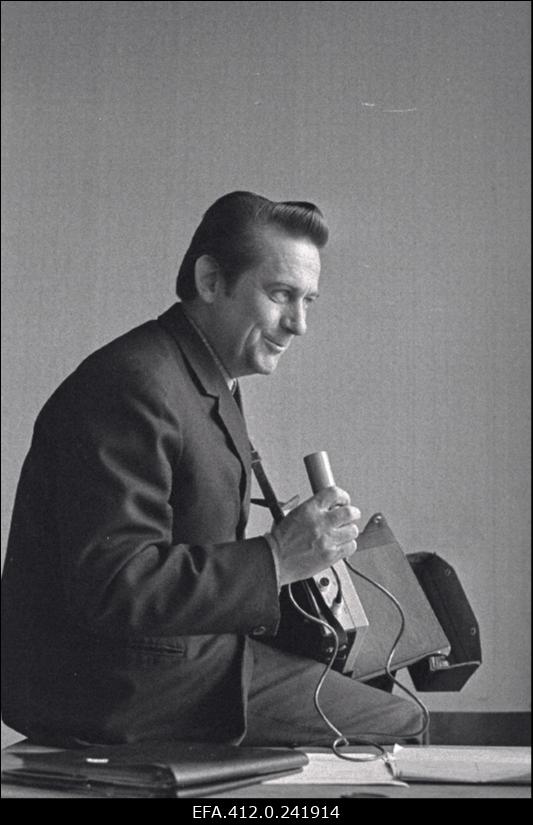 Raadioajakirjanik Kalju Jaagura mikrofoniga.