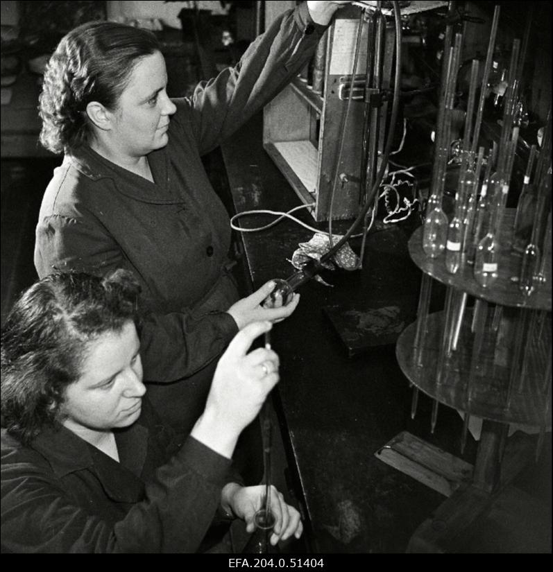 Põlevkivitöötlemise Kiviõli kommunistliku töö brigaadi liikmed määravad laboratooriumis gaasi sisaldust põlevkivis.