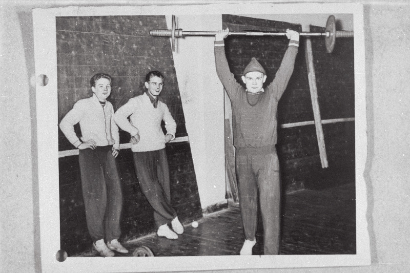 Tennisistid (vasakult) N. Sarapuu, R. Parmas ja T. Leius treeningul.