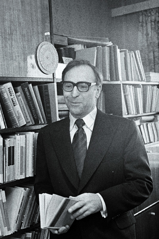 Eesti NSV Teaduste Akadeemia Ajaloo Instituudi vanemteadur, komsomoliveteran, kommunistliku noorsooliikumise ja teaduse ajaloo uurija Karl Martinson.