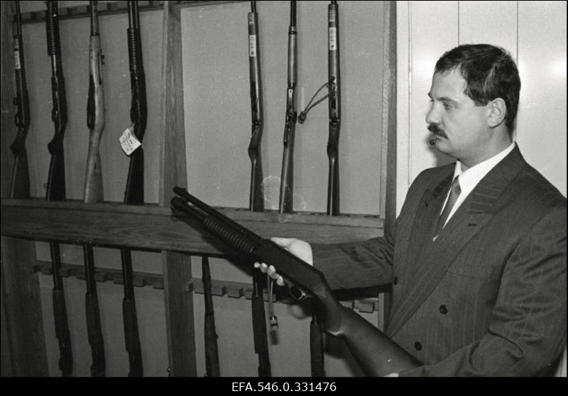 Relvapood. Kauplus [?]. Kauplus "Pääsküla".