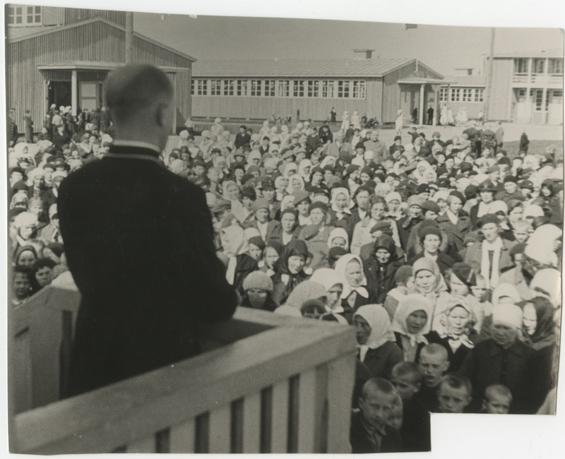 Emad enne lõunasööki õp H. Haameri söögipalvust kuulamas