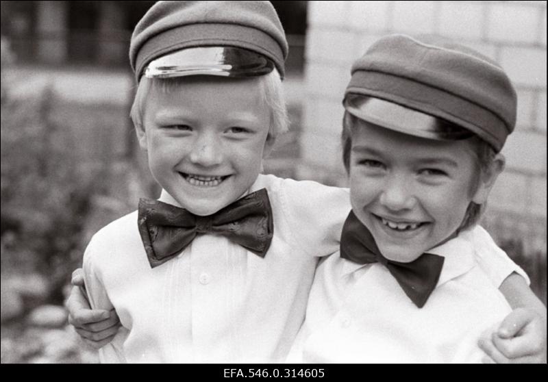 1.september! Kaksikud poisid kikilipsude ja vormimütsidega - arvatavasti 1. klassi õpilased.