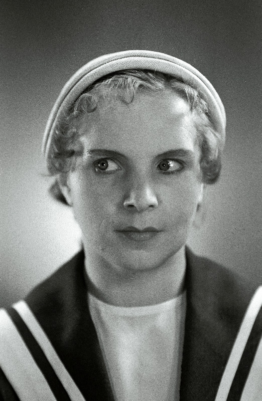 V. Kingissepa nimelise TR Draamateatri näitleja Asta Lott Galja Davõdova osas V.Rozovi komöödias Õnn kaasa.