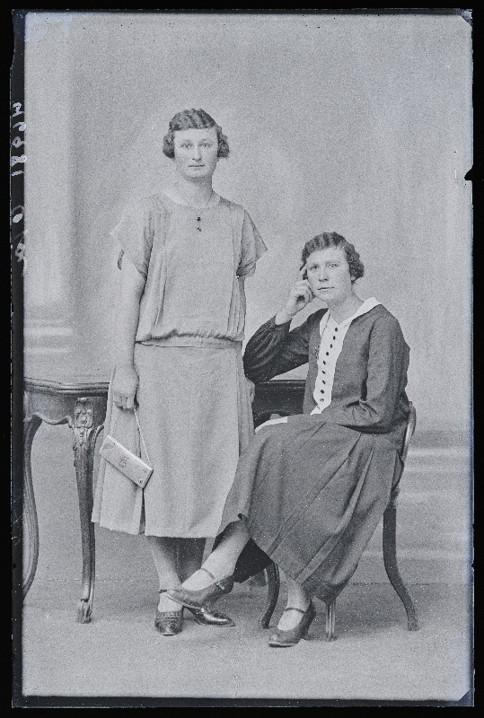 Kaks naist, (foto tellija Oja).