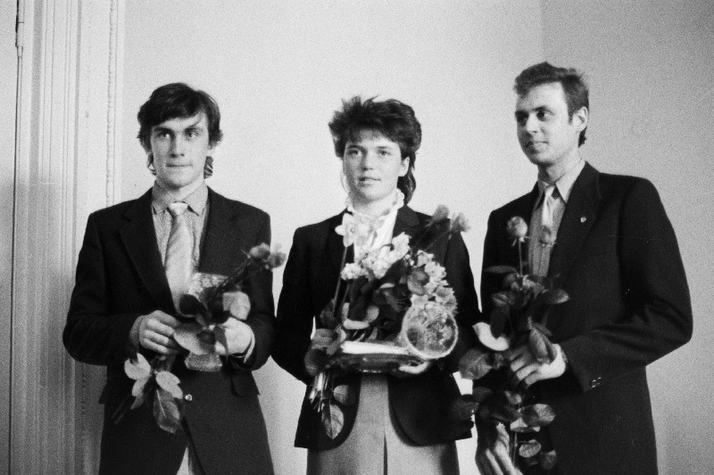 1984.a. rahvusvahelisel areenil edukalt esinenud suusatajad (vasakult) Allar Levandi, Kaija Parve ja Even Tudeberg vastuvõtul "Dünamo" nõukogu esimehe, Eesti NSV siseministri Marko Tibari juures.