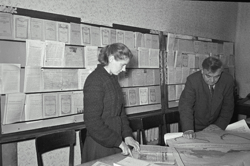 Eestimaa Kommunistliku Partei Narva Linnakomitee poliitilise haridustöö kabineti juhataja S. Lissin (paremal) ja raamatukoguhoidja D. Petuhhova välja valimas kirjandust.