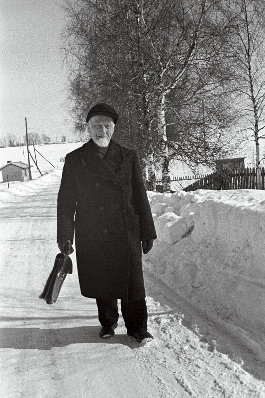 90-aastane Eesti NSV teeneline arst, Viljandi meeskoori "Sakala" laulja, Jämejala Vabariikliku Psühhoneuroloogiahaigla tuberkuloosiosakonna juhataja Mats Nõges.