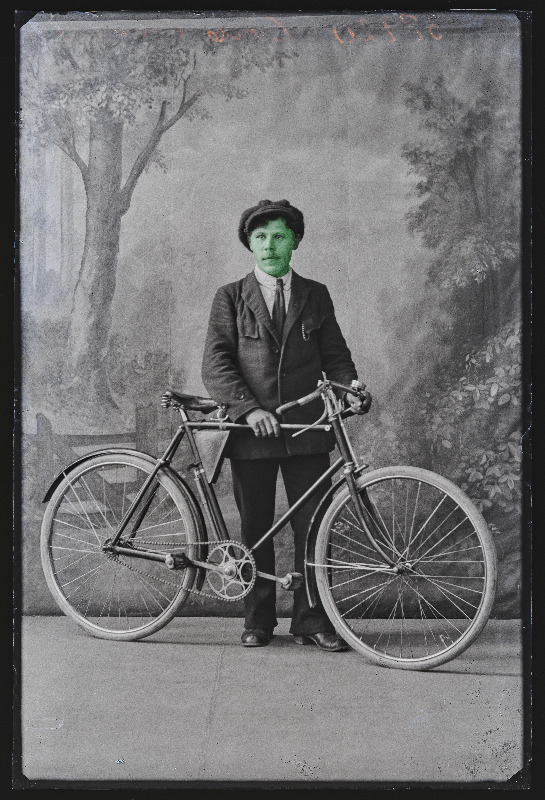 Oskar Kõrb jalgrattaga.
