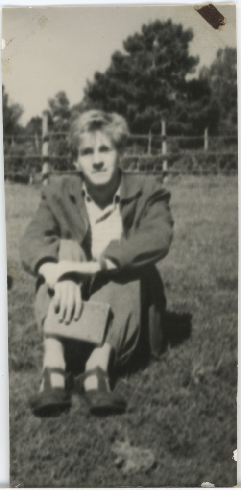 Juventin Tenisberg Kiiu-Aablas murul raamatuga istumas