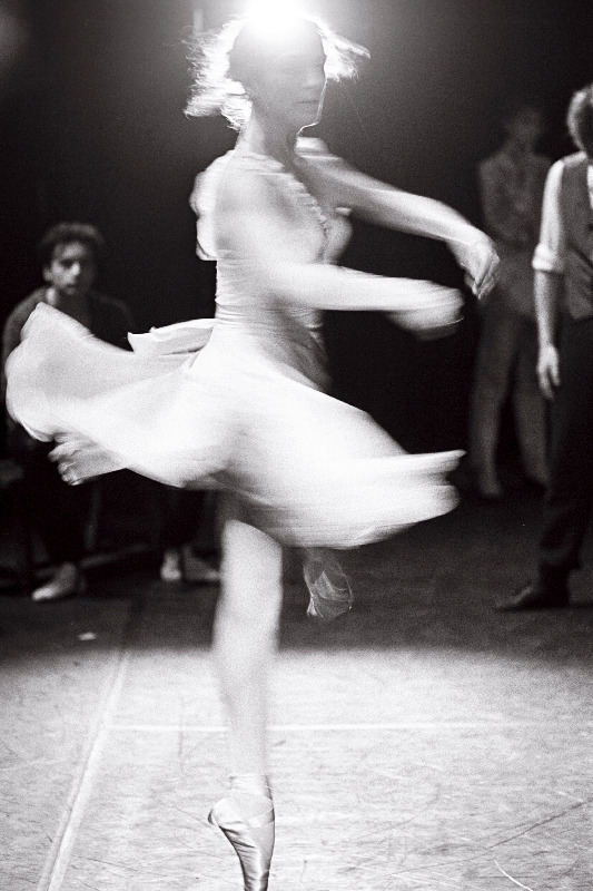 Kaie Kõrb laval harjutussteenid, piruett.