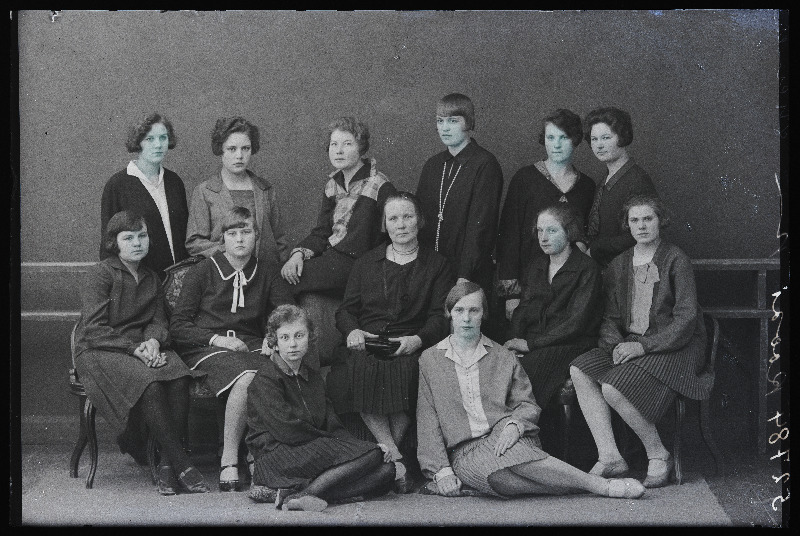 Grupp naisi, (foto tellija Roosi).