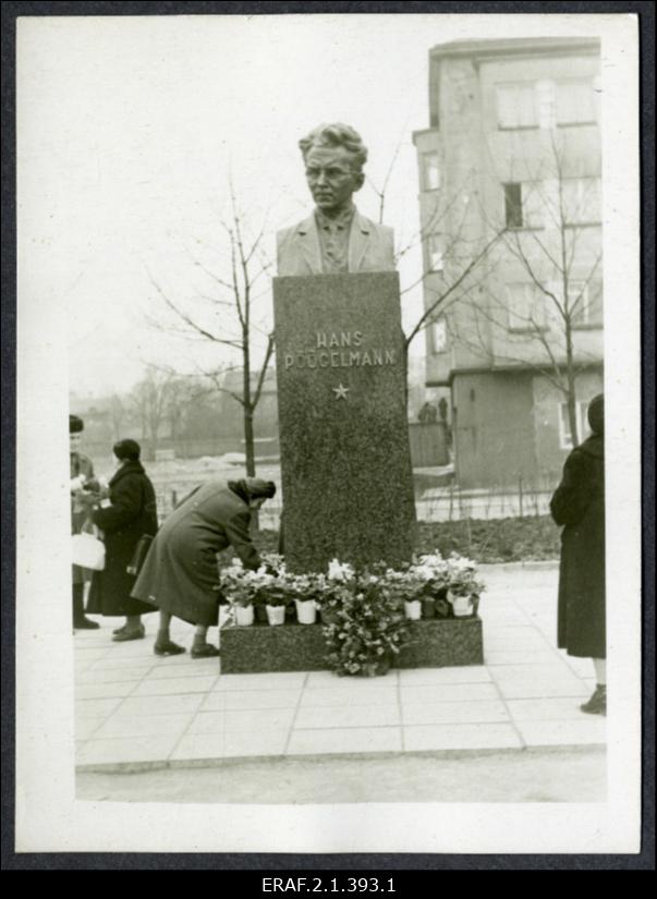 Hans Pöögelmanni mälestussamba avamismiiting. Mälestussammas püstitati Tallinnas Imanta tänava äärsele väljakule, avati 30. detsembril 1960. a