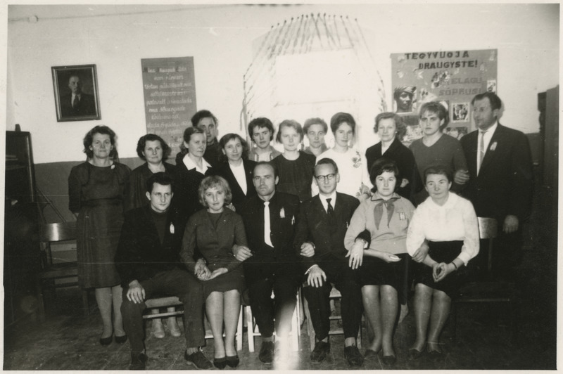 Ühisfoto Eesti ja Leedu õpetajatest Eesti ja Leedu pioneeride sõpruspeol Nõmmeveere 8-klassilises koolis