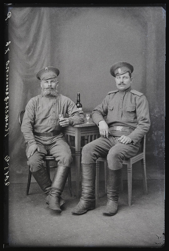 Kaks sõjaväelast, (foto tellija Komendatinko [Komendantikoff]).