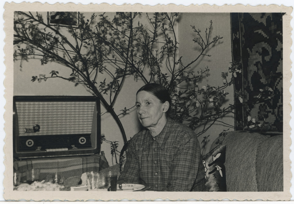 Anna Maimre toas raadio kõrval diivanil istumas, 1960.ndatel aastatel Pärnus