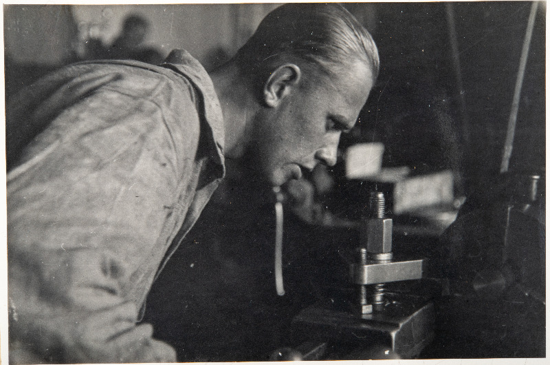 Eesti Vabariigi Sõjaväe Tehnikakool.Lipnik F.Saar valmistab treipingil käsirelvale uut osa  Rahumäe relvalao töökojas.