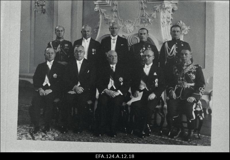 Läti saadik Edgar Krievinsch (vasakult 2.) volikirjade üleandmisel Eesti Vabariigi riigivanemale Konstantin Pätsile (3.), 1. riigisekretär Karl Terras, 4. välisminister Julius Seljamaa, 5. riigivanema käsunduskindral kindralmajor Gustav Jonson; seisavad (vasakult): saatkonna sõjaväeatašee kolonelleitnant Reinholds Veckalninš, Läti saatkonna sekretär J. Gilberts, Välisministeeriumi administratiivosakonna direktor Jaan Mölder, riigivanema vanemkäsundusohvitser kolonelleitnant Herbert Grabbi, riigivanema nooremkäsundusohvitser nooremleitnant Oskar Põder.