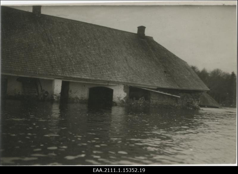 Ekspeditsioon üleujutatud Piirissaarele kevadel 1924, suurvee tõttu sissevajunud seinaga Mäksa kõrts