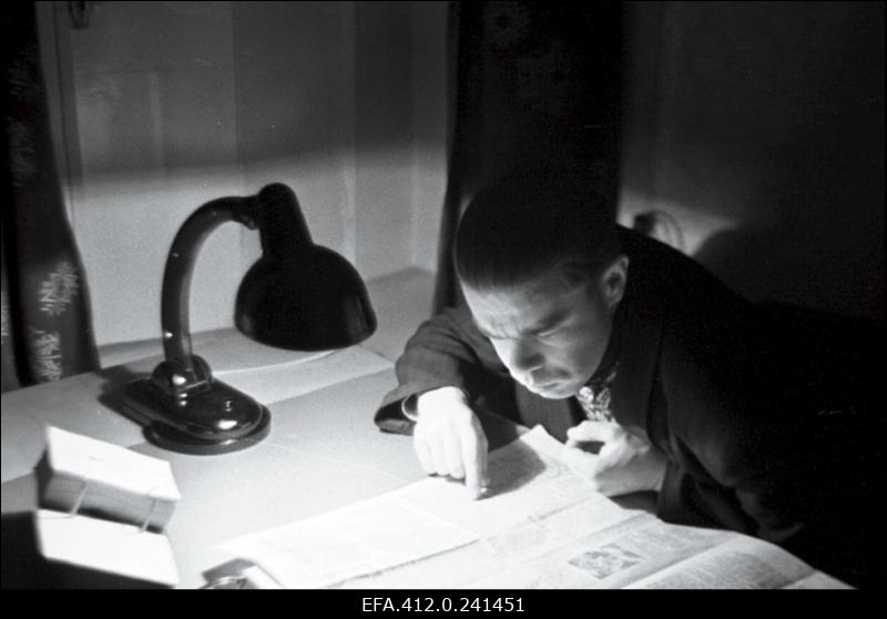 Ajakirja "Kultuur ja Elu" töötaja K. Tamberg oma töölaua taga.