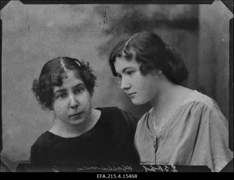 Kaks naist, (foto tellija Holland).