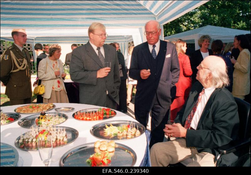 Suurbritannia saatkonna uue hoone (Wismari tänaval) pidulik avamine. Paremal kirjandusteadlane Enn Soosaar, Eesti president Lennart Meri (2.).