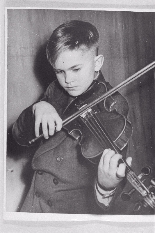 Viljandi Laste Muusikakooli viiuliklassi parim õpilane Aleksander Zagorulko.