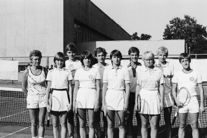 Eesti NSV noortekoondis tennises (vasakult): treener T. Neiland, M. Laast, M. Polakene, M. Stamberg, A. Toom, K. Kõnd, A. Ojassalu, K. Grünberg, A. Võsand ja P. Põldoja.