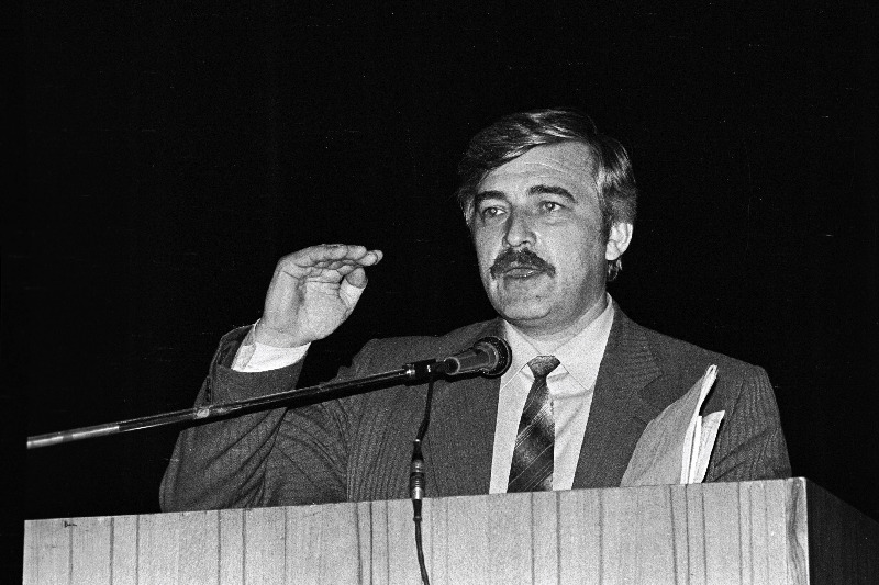 Vene saadikud valijatega kohtumas Ohvitseride Majas. Vladimir Lebedev puldis (suur plaan).