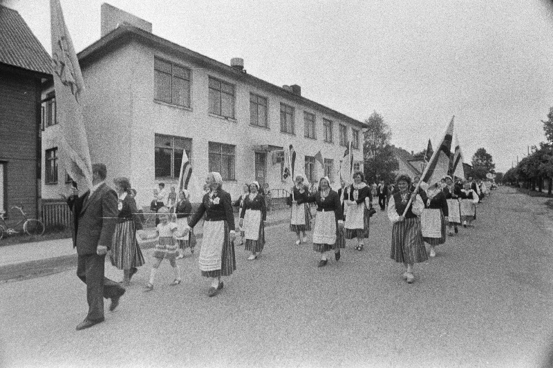 Jõgeva rajooni laulu- ja tantsupeoliste rongkäik Siimustis.