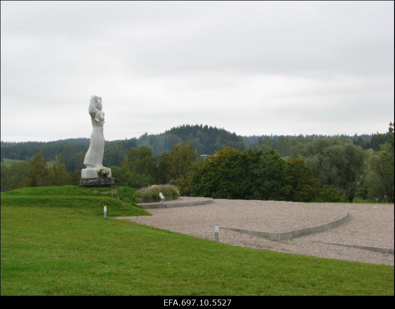 Monument Eesti emale.